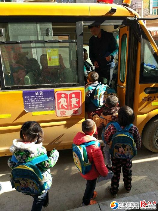 图为检查组对校车检查现场