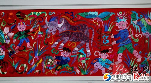 苗绣作品《春耕图》。