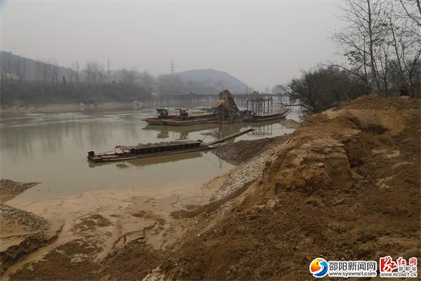 满目疮痍的河道采砂现场