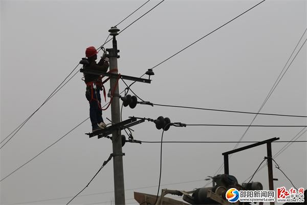 依法拆除非法采砂点变压器等线路