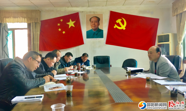图为灌区管理领导在水利水电有限公司现场办公,督导安全生产