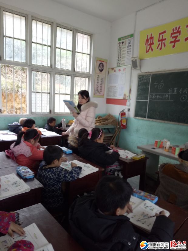 教师正在引导学生学习