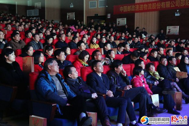 现场观众聆听音乐会。