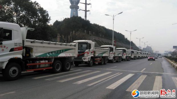 邵阳市首批30台新型环保智能渣土车。