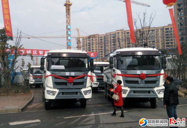 新型智能环保渣土车投入营运。