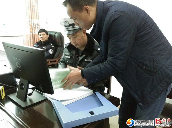 图为民警在湘运公司检查安全台账