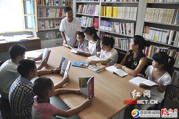 暑假期间，欧阳恩成创建的留守儿童文化街成了孩子们的好去处。