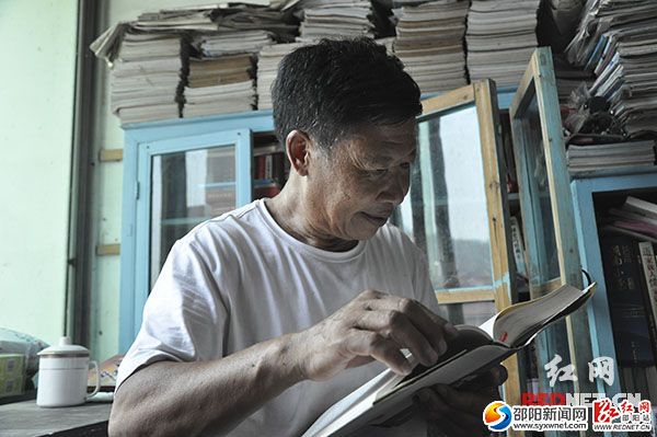 欧阳恩成在查阅资料。