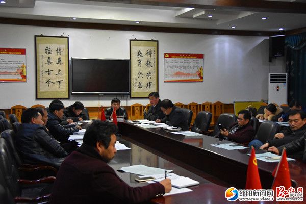 图为党员认真进行民主测评