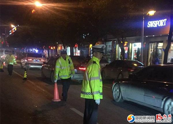 图为交警在重点路段设卡检查