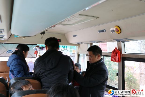 图为张晓忠一行查看车辆安全设施配备情况