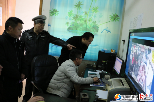 图为张晓忠一行查看客运车辆车载GPS监控系统运行情况