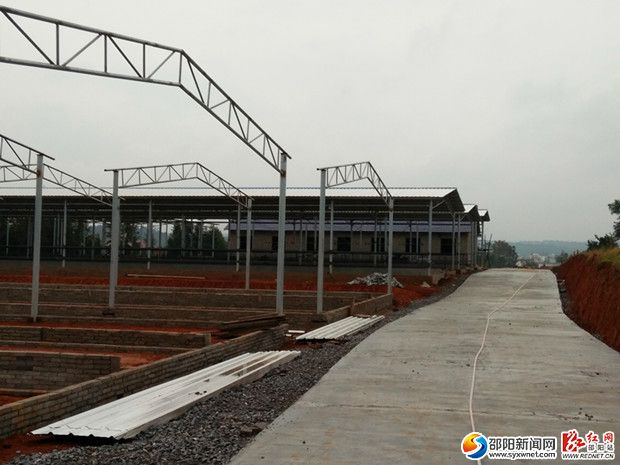 正在进行基础设施建设的喻牛养殖合作社。(图 刘正飞)