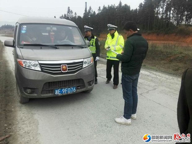 工作人员对过往车辆进行排查