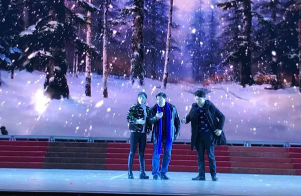 导演指导张映龙、王馨在学习京剧演唱