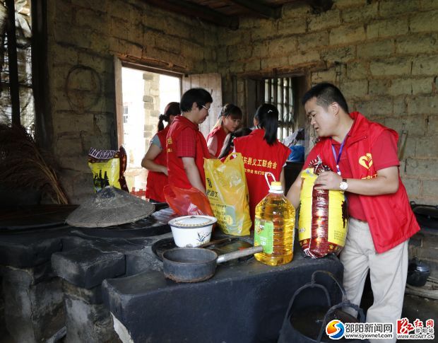 为困难户送去米油