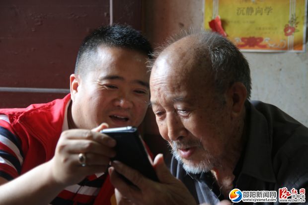 慰问抗战老兵，给老兵看照片