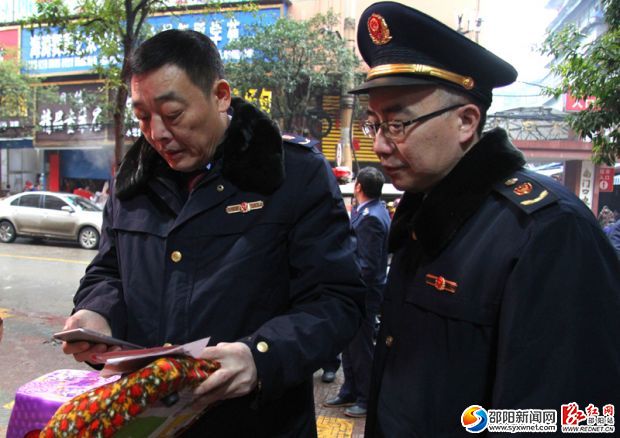 市工商执法人员拿出手机拨打商品上留下的厂家电话进行证实。
