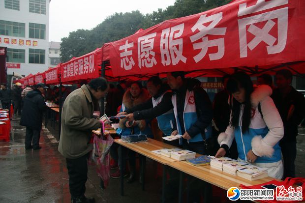 活动现场发放宣传资料。