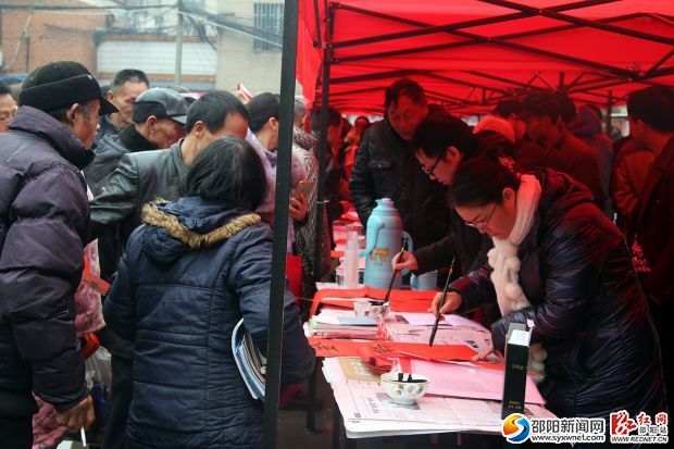 市书法名家为现场为乡亲们书写赠送春联。