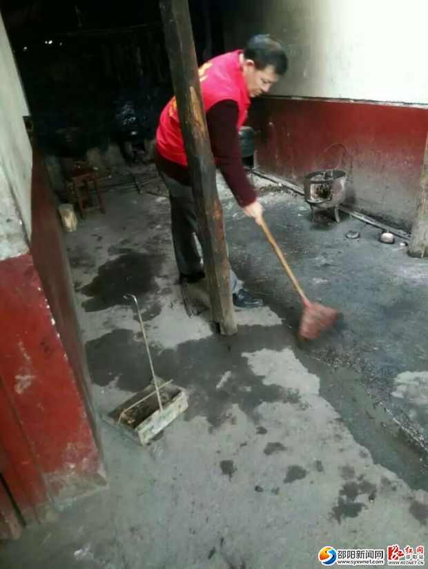 图为志愿在打扫卫生