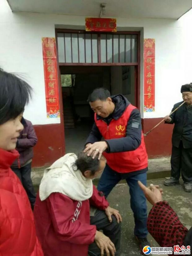 图为志愿为老人理发