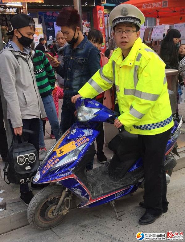 图为交警现场查扣非法改装摩托车
