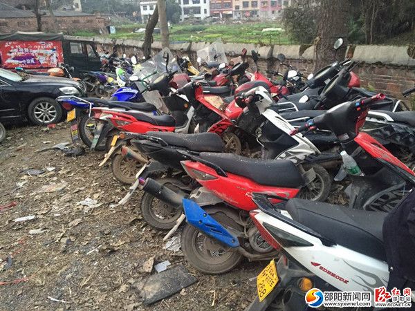 图为交警查扣的非法改装摩托车