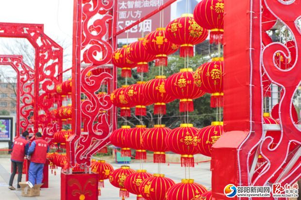 成串的灯笼挂起,工作人员正在施工。_副本