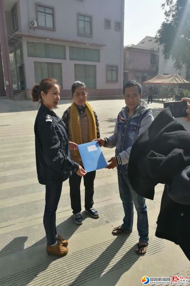中缅警方交接被救助人员