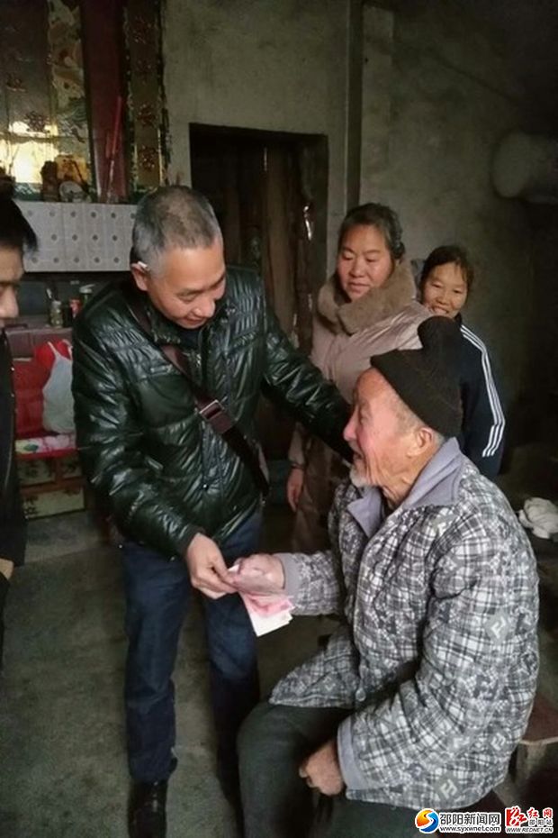 慰问司门前镇富石庙村百岁老人胡武英