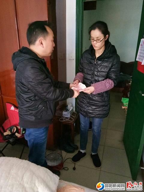 禁毒协会志愿者为吸毒人员困难家属送上慰问金