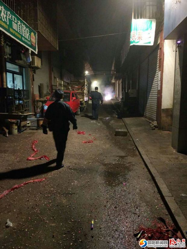 巡逻队员巡查小街小巷
