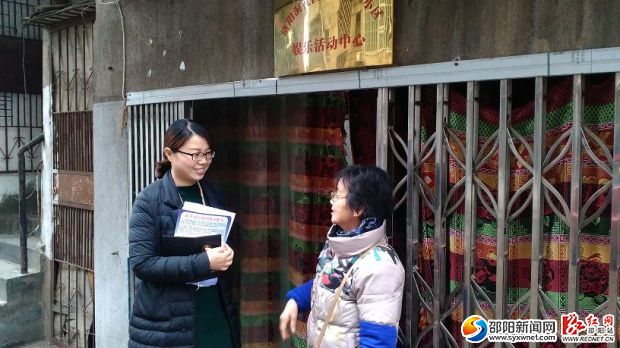 桥头街道办事处唐主任在走访洛阳洞小区的居民