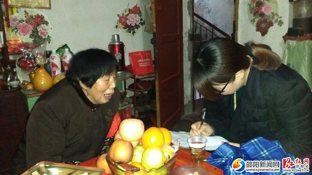 在走访中认真登记居民提出的意见
