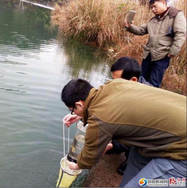 2月7日,省水科所工作人员在抽样。