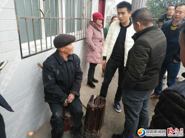 城步县西岩镇民政办工作人员在询问肖明良老人情况