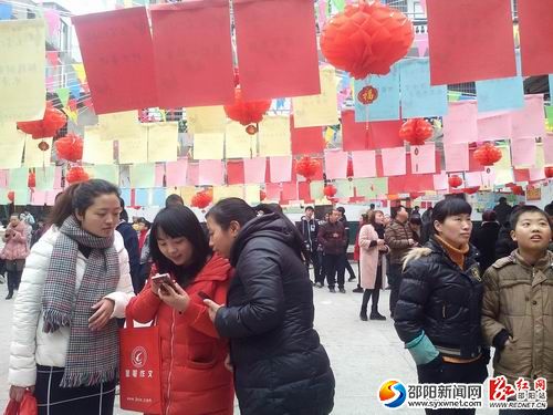 桃洪镇市民在细细研究谜底。