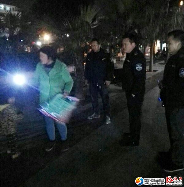 图为执法人员在劝助销售人员