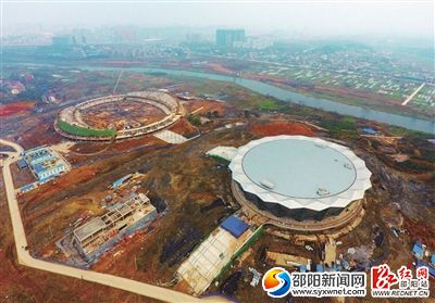 正加紧施工的市体育中心