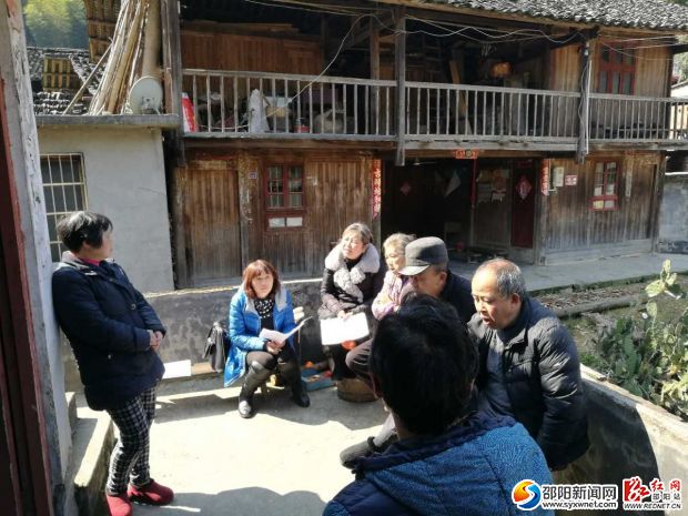 城步畜牧局工作人员深入电站附近住户开展调研。