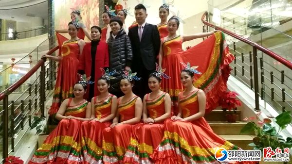 图为参与颁奖典礼晚会的县人民医院文艺工作者