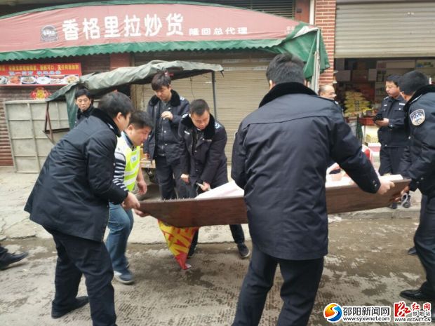 执法人员正在清理废弃杂物