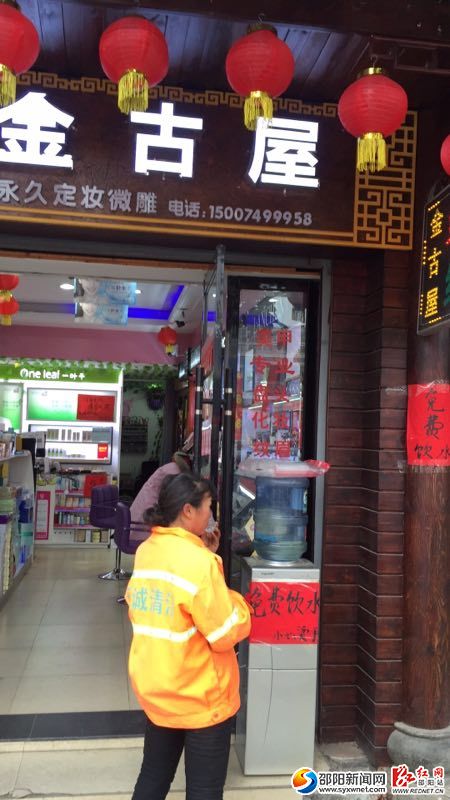 图为环卫工人在喝免费水