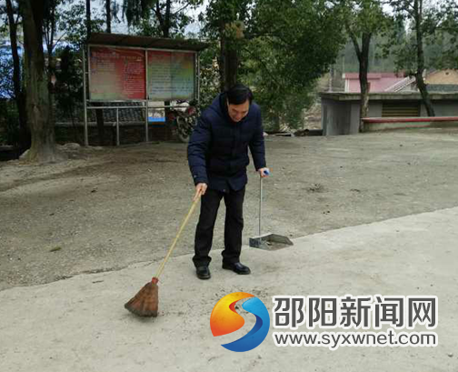 罗品成老师正在清除学校垃圾