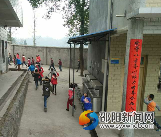 学生正在疏散演练