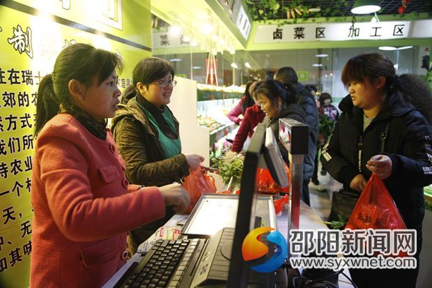 收银机前站满了排队等候结账市民。