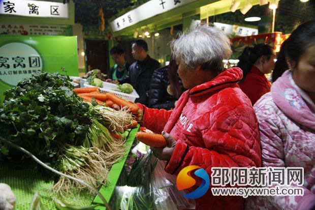 市民正在选购新鲜蔬菜。
