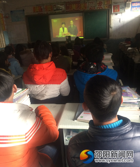 学生正在认真观看《感动中国2016颁奖晚会》