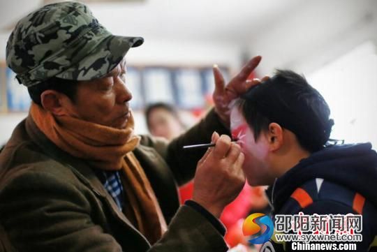 “扎故事”点妆。 刘飞 摄